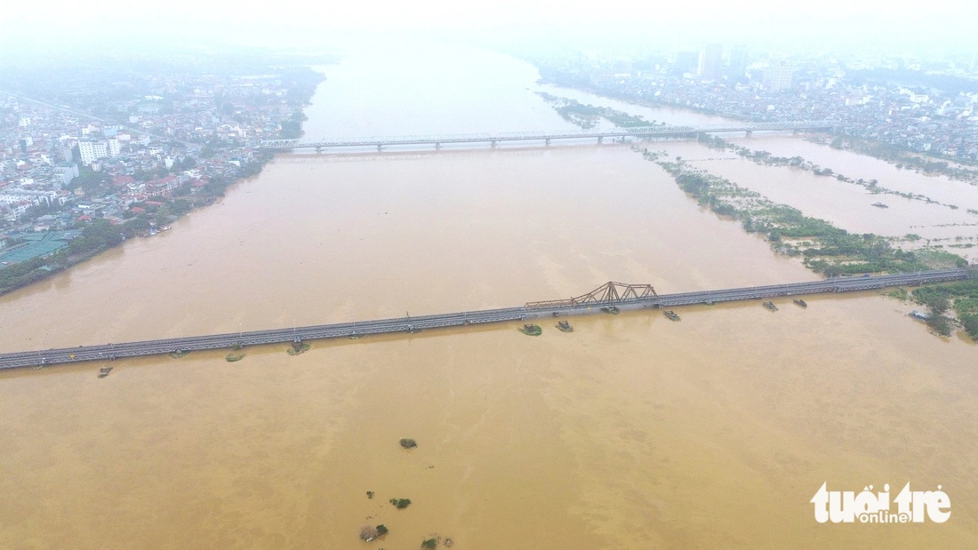 Hiện trạng những cây cầu lớn tại Hà Nội khi lũ trên sông Hồng đạt đỉnh và rút chậm - Ảnh 1.