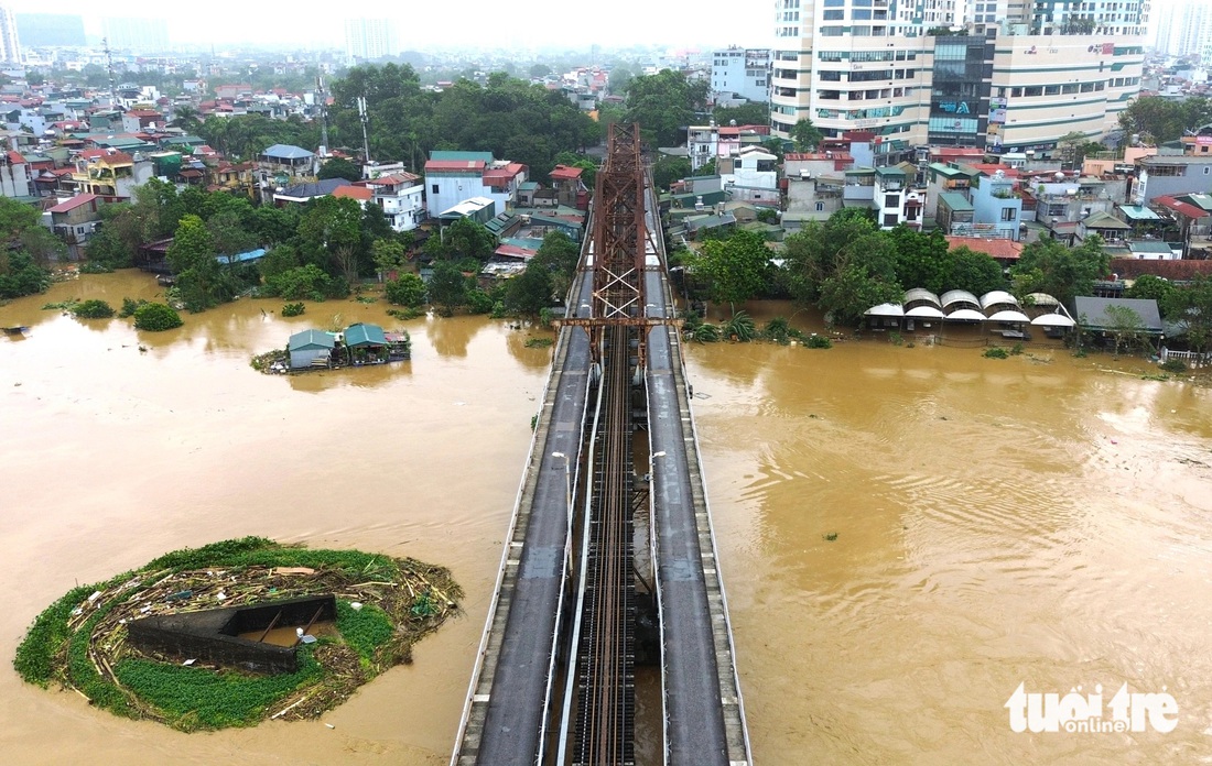 Hiện trạng những cây cầu lớn tại Hà Nội khi lũ trên sông Hồng đạt đỉnh và rút chậm - Ảnh 3.