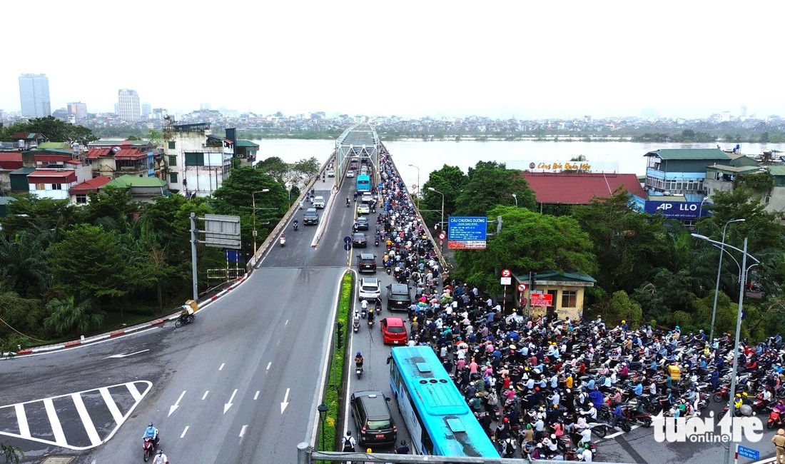 Hiện trạng những cây cầu lớn tại Hà Nội khi lũ trên sông Hồng đạt đỉnh và rút chậm - Ảnh 8.