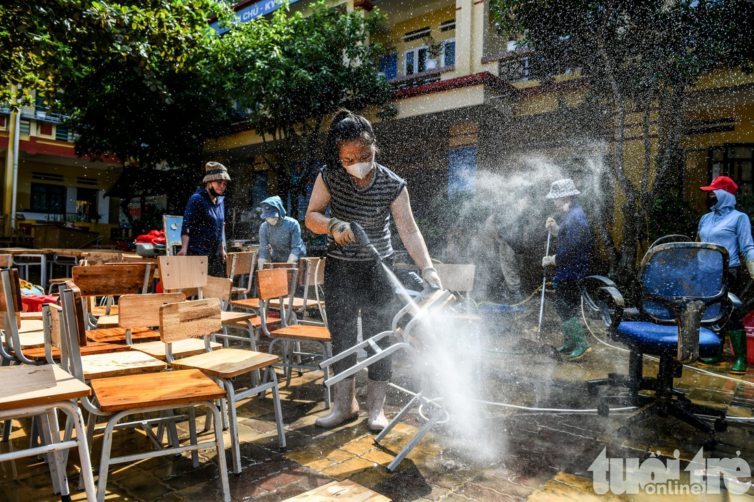 Cảnh TP Yên Bái ngập trong bùn đất, người dân dọn dẹp, vớt vát tài sản còn sót lại - Ảnh 14.