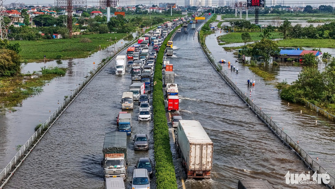 Ô tô ‘bơi’ trên cao tốc Pháp Vân - Cầu Giẽ do ngập lụt - Ảnh 3.