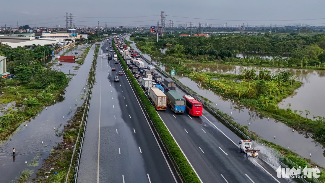 Ô tô ‘bơi’ trên cao tốc Pháp Vân - Cầu Giẽ do ngập lụt - Ảnh 8.