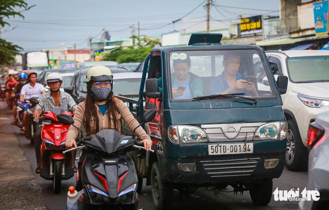 Cầu Long Thành đang sửa, ô tô kẹt dài trên đường vô phà Cát Lái - Ảnh 1.