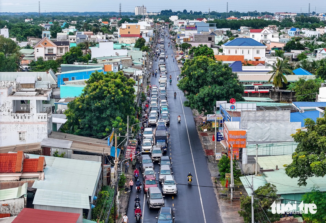 ‘Né’ cầu Long Thành trong thời gian sửa chữa, xe vẫn kẹt cứng đường vô phà Cát Lái - Ảnh 2.