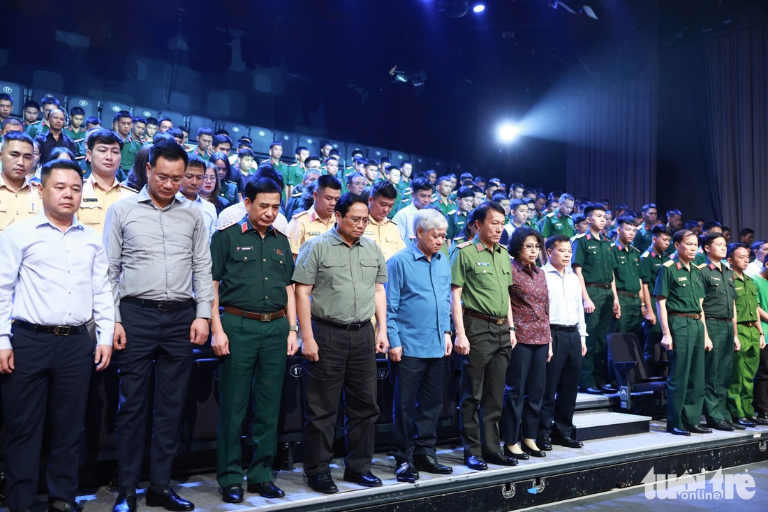 Thủ tướng kêu gọi ‘làm ngày không đủ tranh thủ làm đêm’ khắc phục hậu quả siêu bão são số 3 - Ảnh 1.