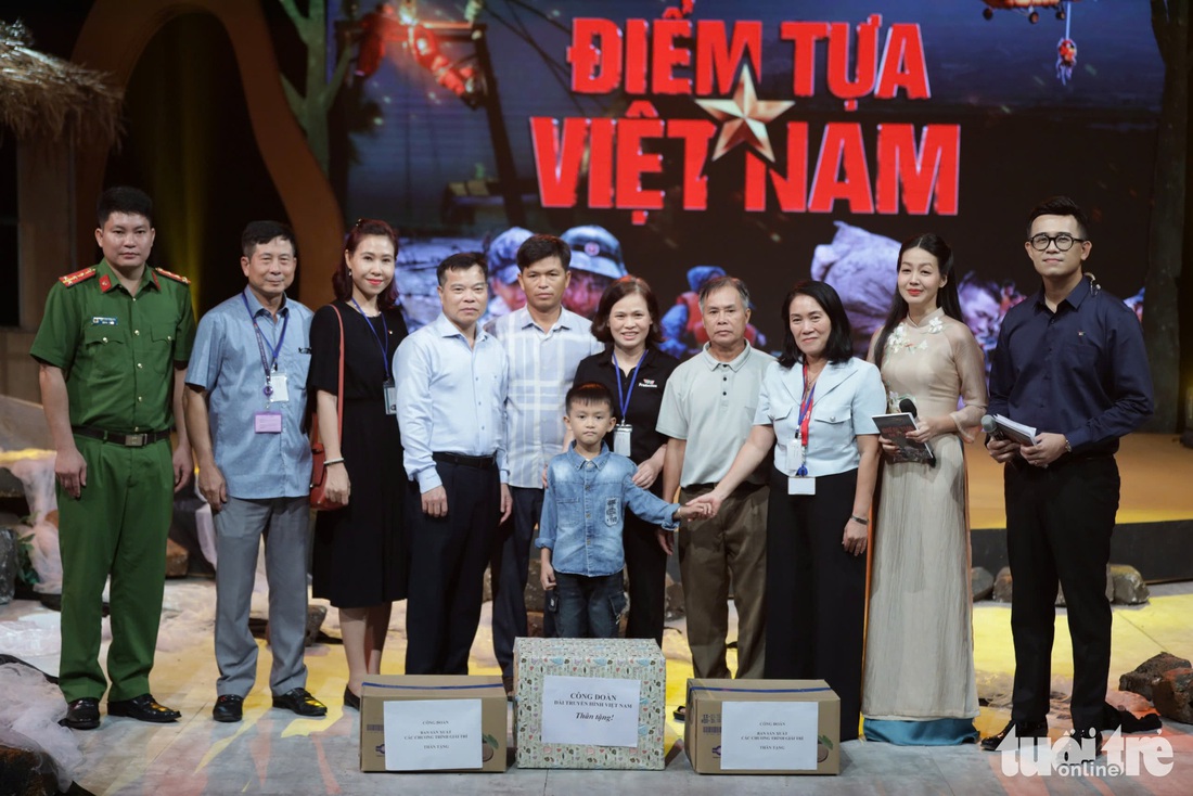 Thủ tướng kêu gọi ‘làm ngày không đủ tranh thủ làm đêm’ khắc phục hậu quả siêu bão são số 3 - Ảnh 12.