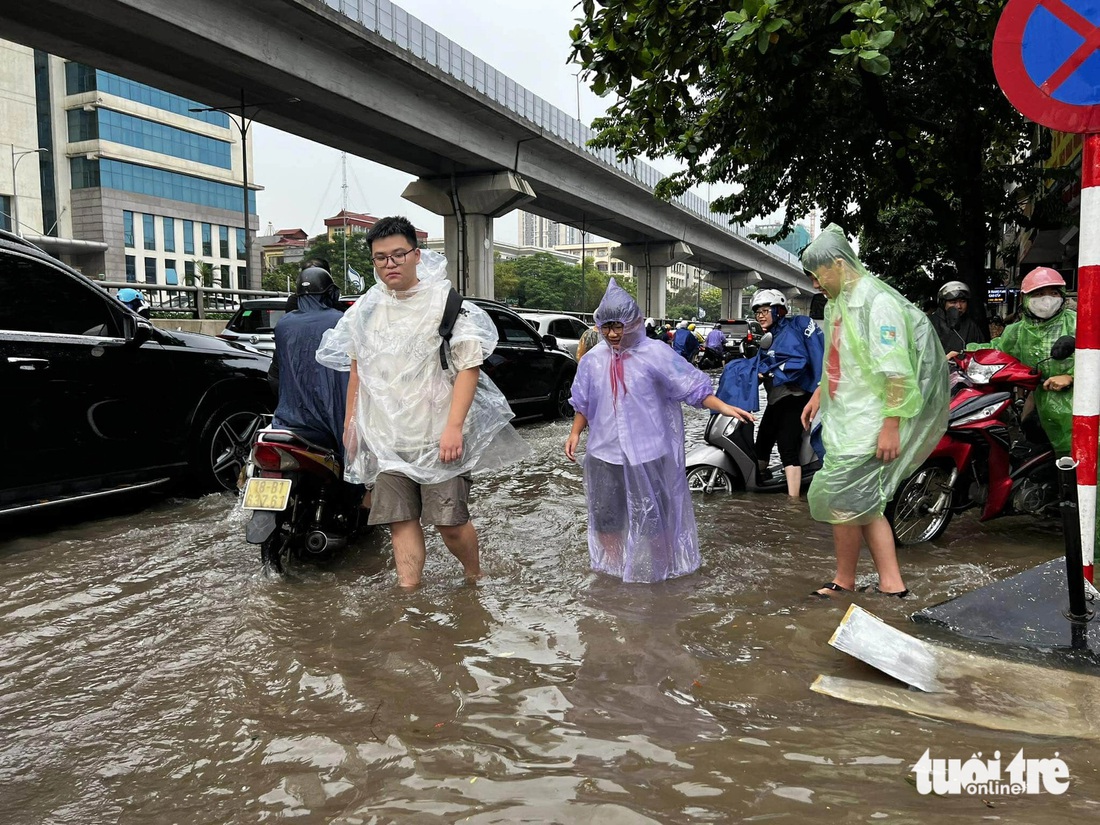 Sáng đầu tuần, đường phố Hà Nội lại ngập sau mưa lớn, có đoạn ngập dài 2km - Ảnh 12.