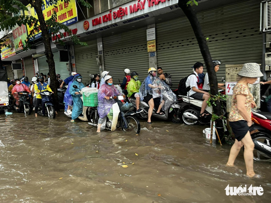 Sáng đầu tuần, đường phố Hà Nội lại ngập sau mưa lớn, có đoạn ngập dài 2km - Ảnh 13.