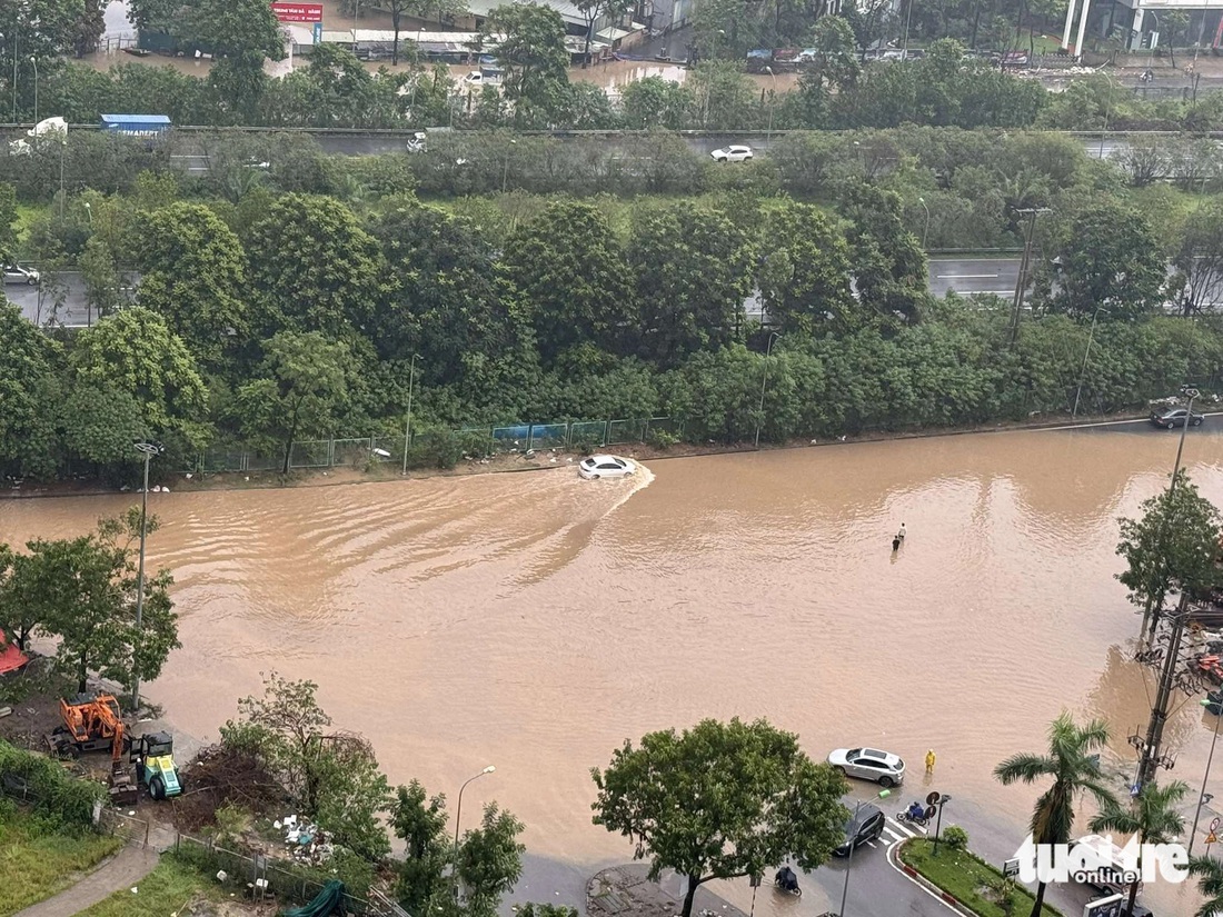 Sáng đầu tuần, đường phố Hà Nội lại ngập sau mưa lớn, có đoạn ngập dài 2km - Ảnh 14.