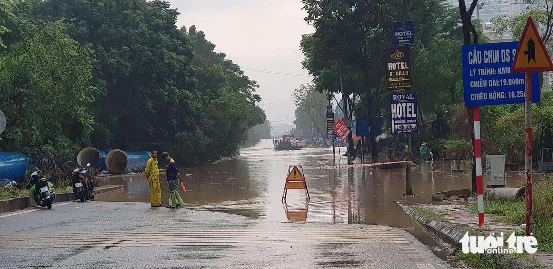 Sáng đầu tuần, đường phố Hà Nội lại ngập sau mưa lớn, có đoạn ngập dài 2km - Ảnh 15.