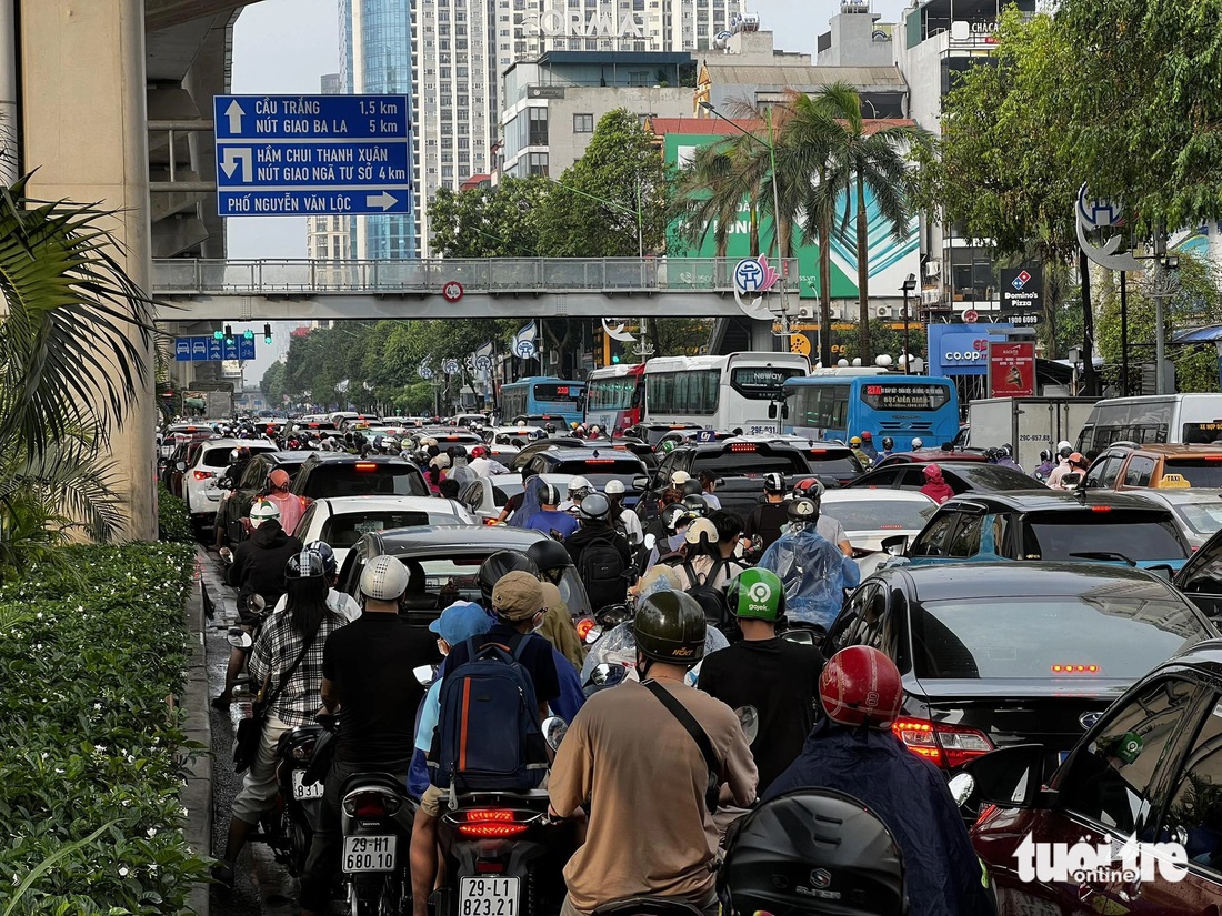 Sáng đầu tuần, đường phố Hà Nội lại ngập sau mưa lớn, có đoạn ngập dài 2km - Ảnh 17.