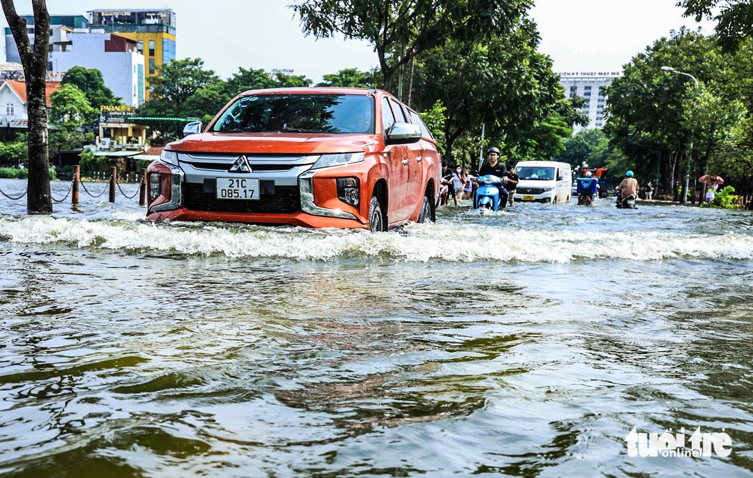 Sáng đầu tuần, đường phố Hà Nội lại ngập sau mưa lớn, có đoạn ngập dài 2km - Ảnh 22.