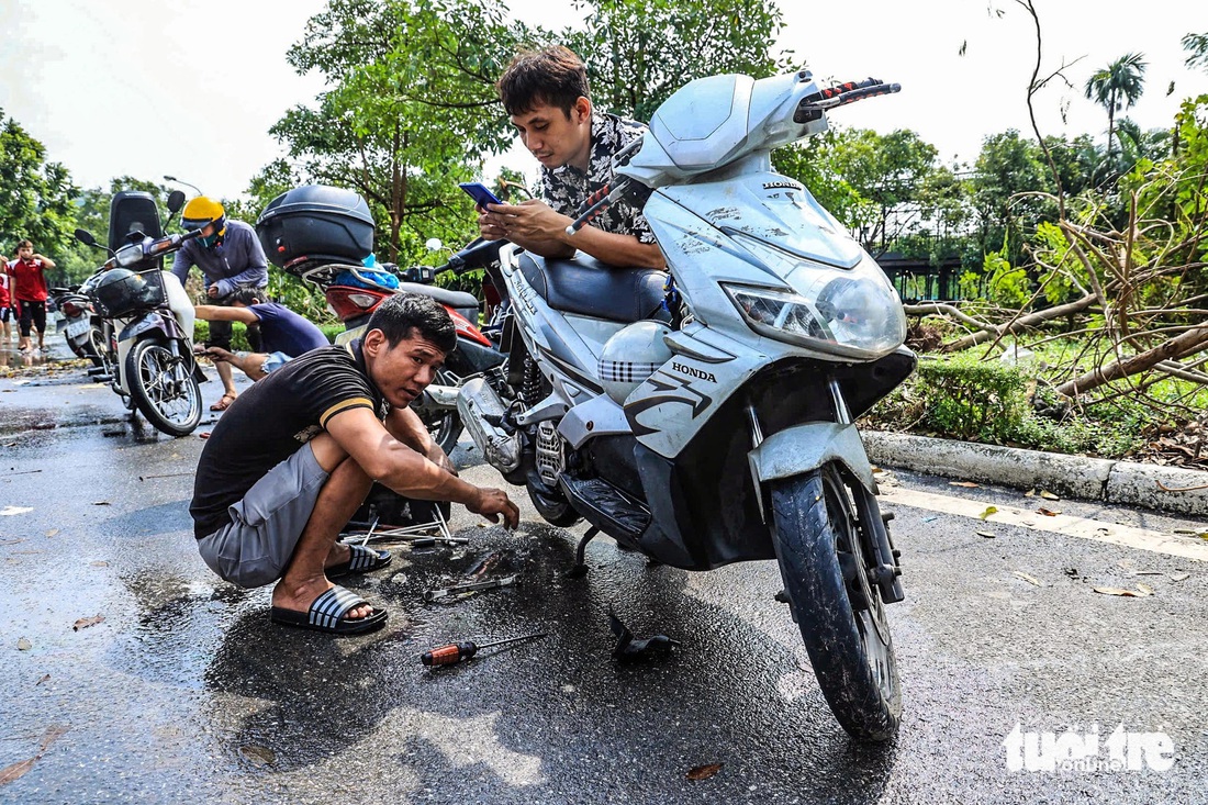 Sáng đầu tuần, đường phố Hà Nội lại ngập sau mưa lớn, có đoạn ngập dài 2km - Ảnh 21.