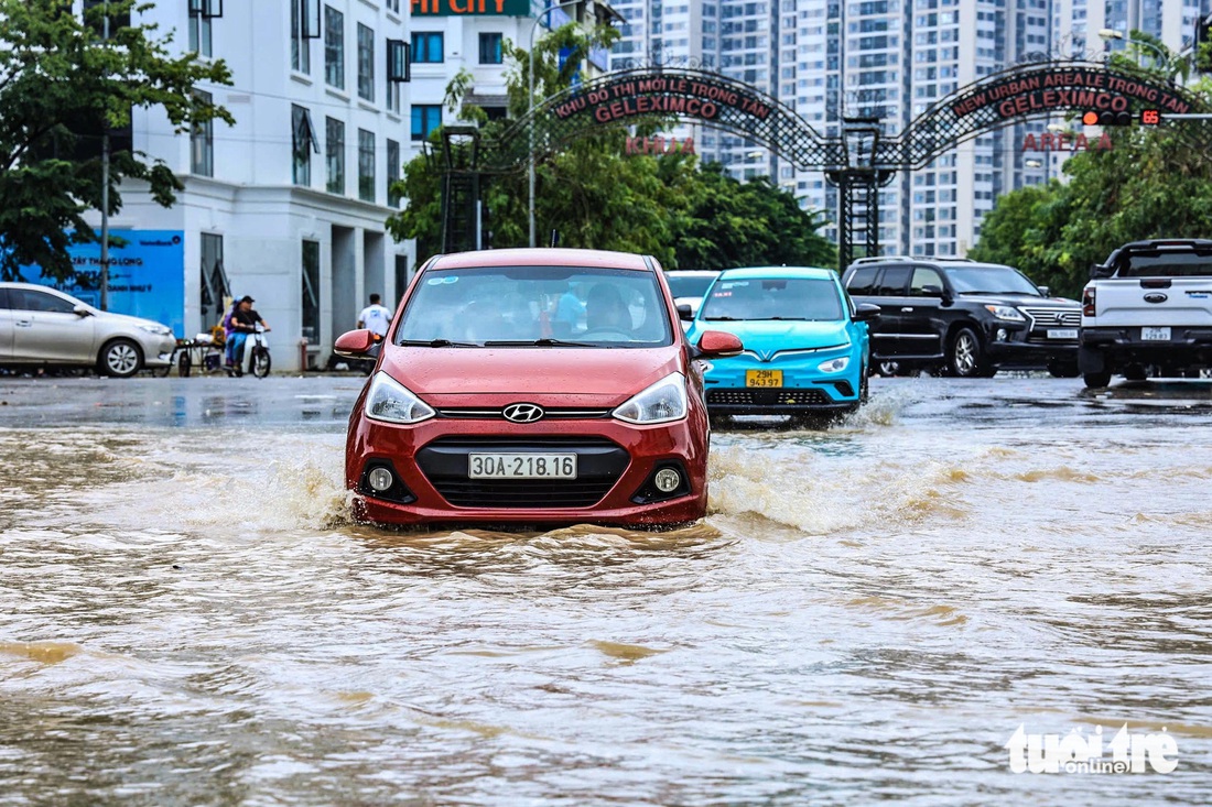 Sáng đầu tuần, đường phố Hà Nội lại ngập sau mưa lớn, có đoạn ngập dài 2km - Ảnh 24.