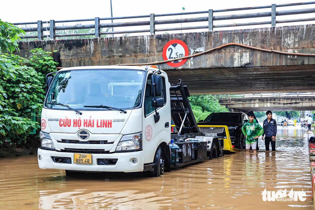 Sáng đầu tuần, đường phố Hà Nội lại ngập sau mưa lớn, có đoạn ngập dài 2km - Ảnh 25.