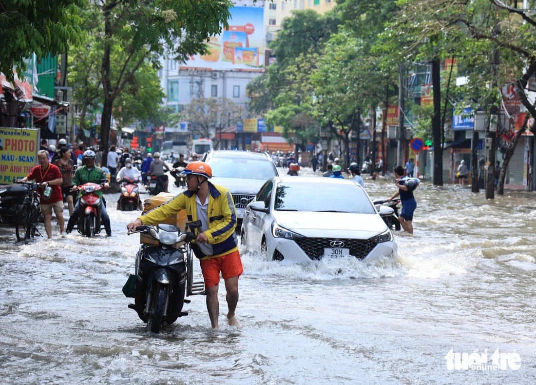 Sáng đầu tuần, đường phố Hà Nội lại ngập sau mưa lớn, có đoạn ngập dài 2km - Ảnh 23.