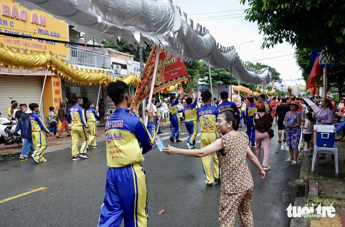 Đặc sắc lễ đưa rước Nghinh Ông cầu mưa thuận gió hòa - Ảnh 20.