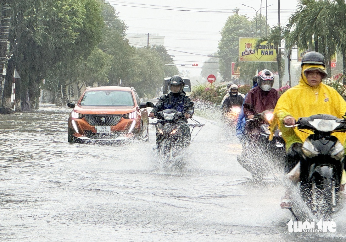 Mưa lớn, nhiều tuyến phố Tam Kỳ biến thành sông, xe cộ bì bõm trong nước - Ảnh 10.