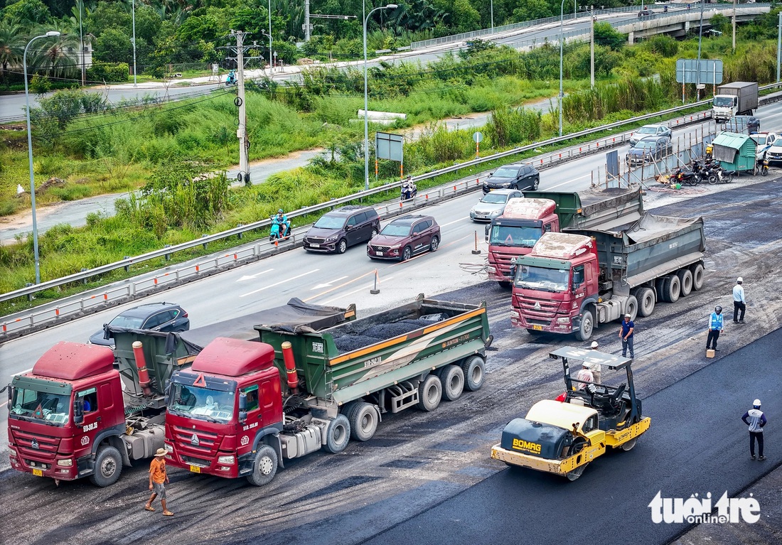 Trên công trường nút giao ngàn tỉ An Phú: Làm cả ngày lẫn đêm, không nghỉ lễ - Ảnh 1.