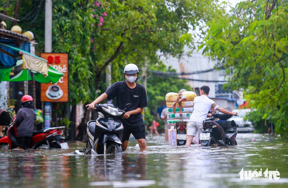 Nhiều đường ở TP Thủ Đức ngập 24 tiếng chưa rút - Ảnh 2.