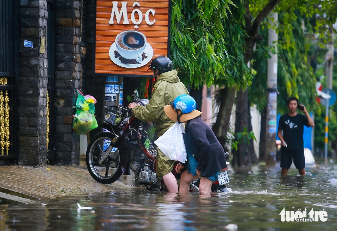 Nhiều đường ở TP Thủ Đức ngập nước 24 tiếng chưa rút - Ảnh 6.