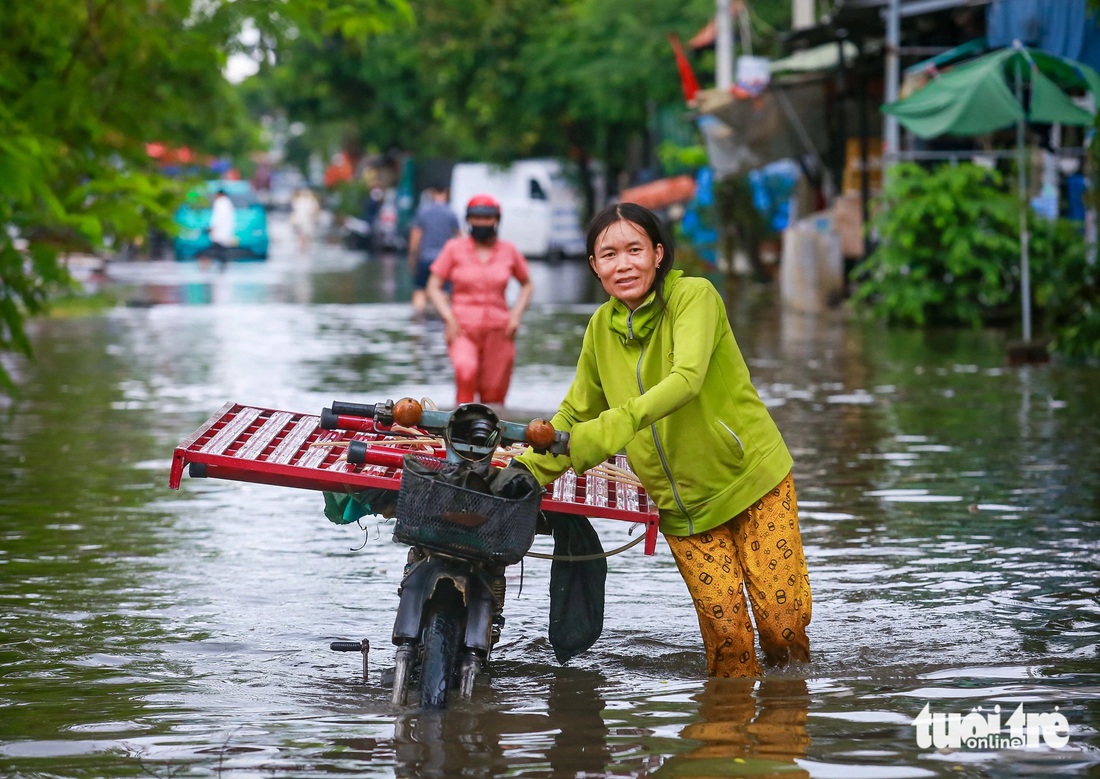 Nhiều đường ở TP Thủ Đức ngập nước 24 tiếng chưa rút - Ảnh 7.