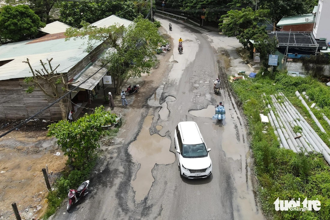 Đường Lò Lu ở Thủ Đức đầy 'hố bom' sâu hơn gang tay - Ảnh 5.