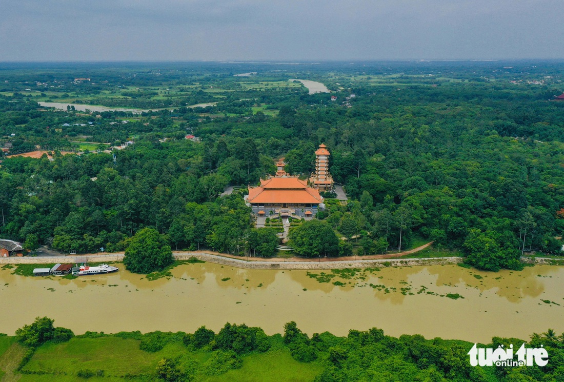 Rừng tràm Trà Sư và chợ Bến Thành nổi bật trong cuộc bình chọn điểm đến du lịch hấp dẫn 2024 - Ảnh 3.