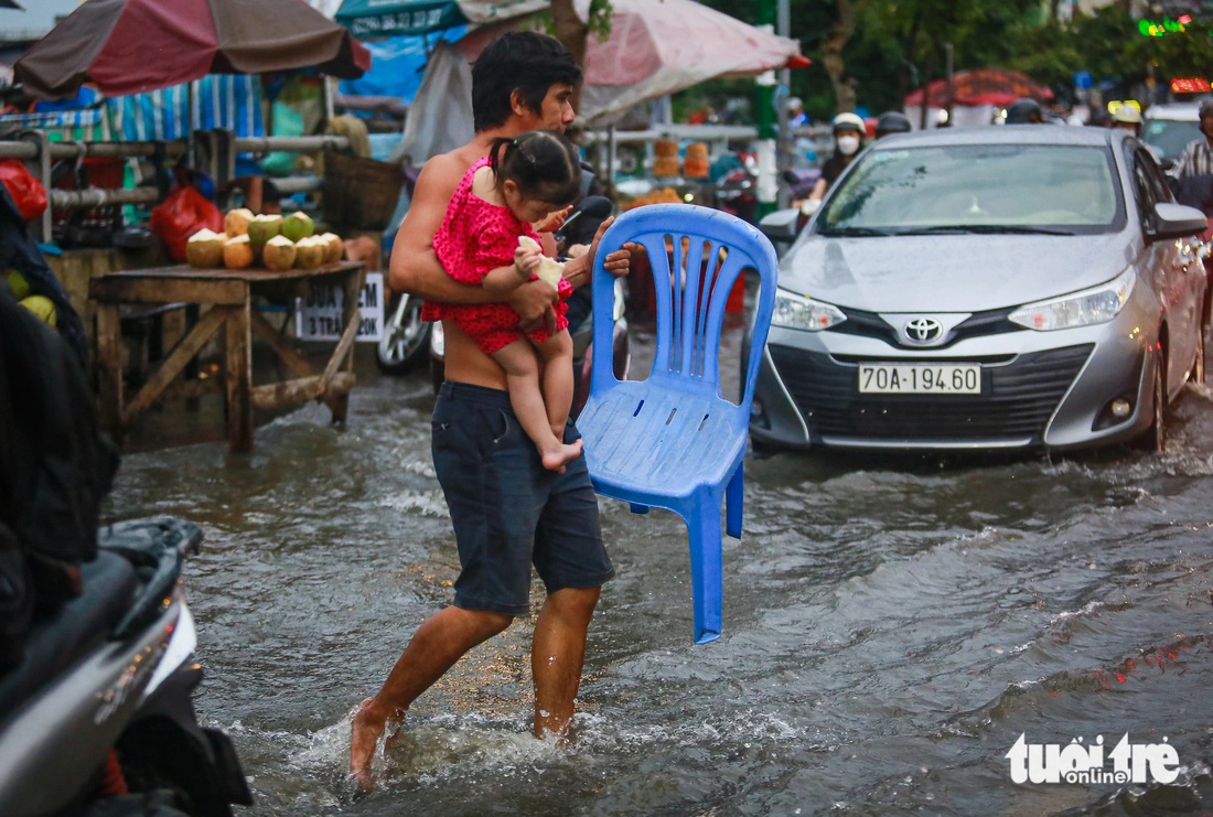 TP.HCM đón đợt triều cường đầu mùa, xe máy dắt bộ, xe hơi quay đầu - Ảnh 6.