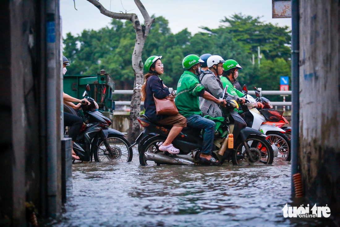 TP.HCM đón đợt triều cường đầu mùa, xe máy dắt bộ, xe hơi quay đầu - Ảnh 7.