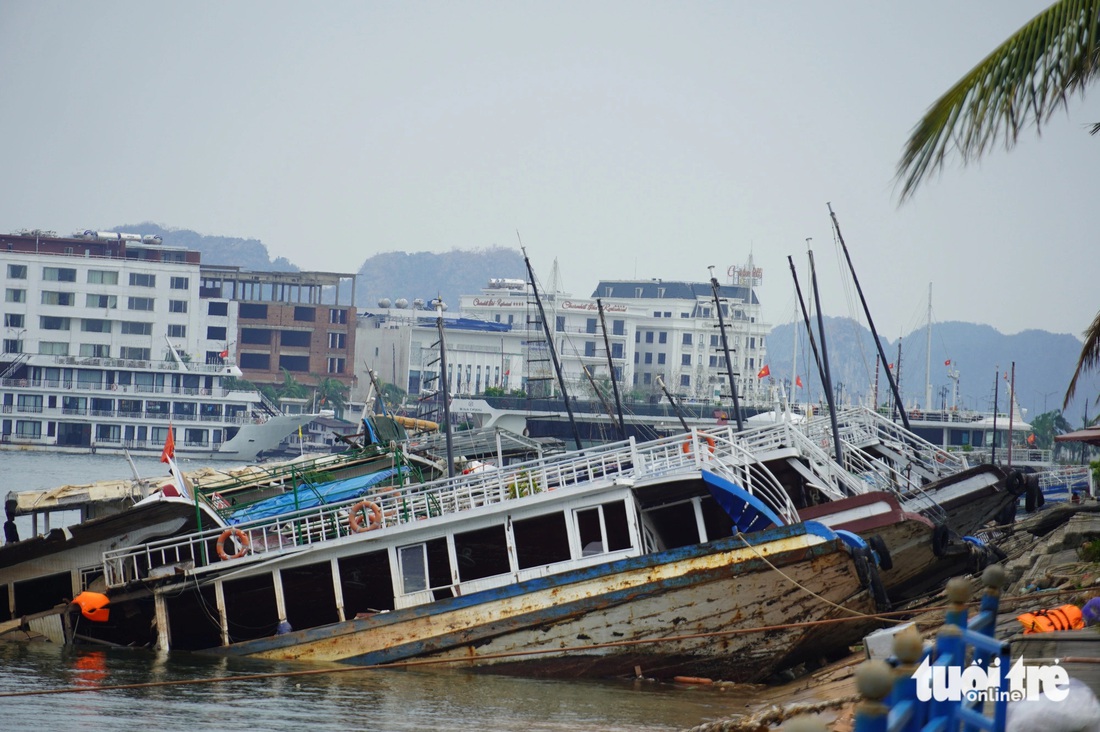 Cận cảnh loạt tàu đắm ở vịnh Hạ Long 2 tuần sau bão Yagi vẫn chưa được trục vớt - Ảnh 5.