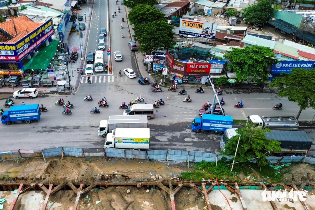 Mặt đường Nguyễn Văn Linh hỏng nặng, xe tải cũng sụp ổ gà - Ảnh 5.