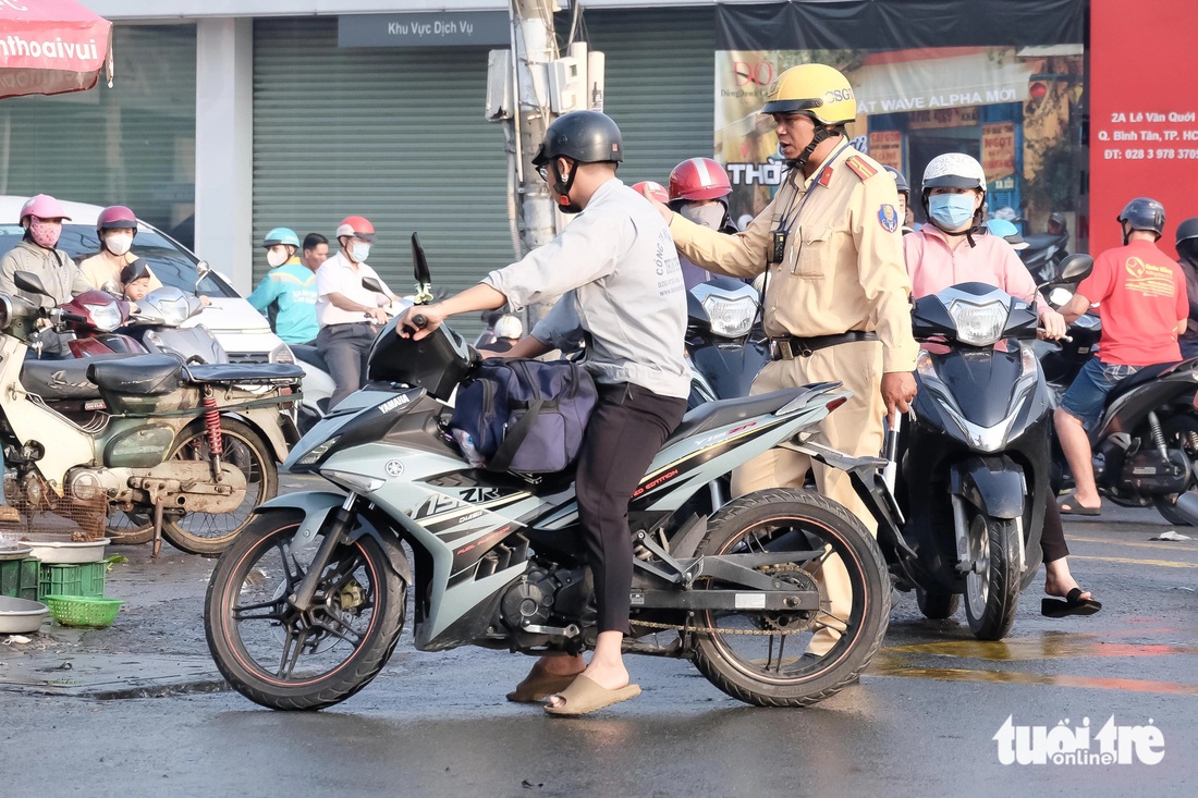 Giao thông hỗn loạn mỗi ngày ở ngã tư Bốn Xã - Ảnh 6.