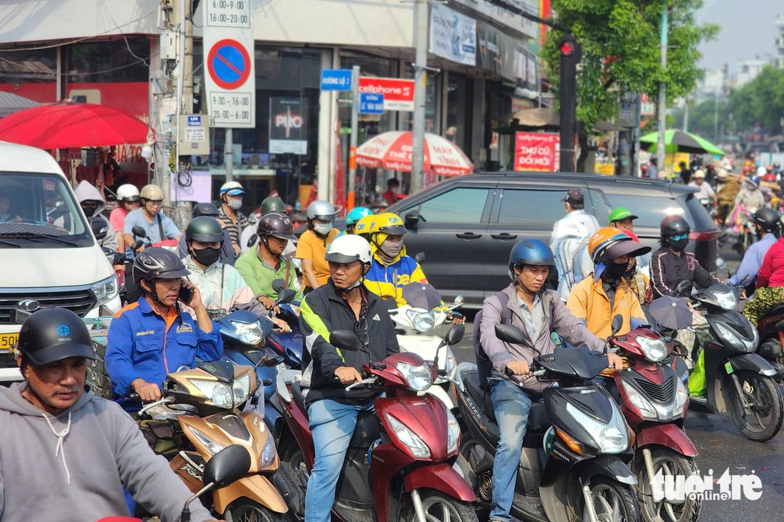 Giao thông hỗn loạn mỗi ngày ở ngã tư Bốn Xã - Ảnh 3.