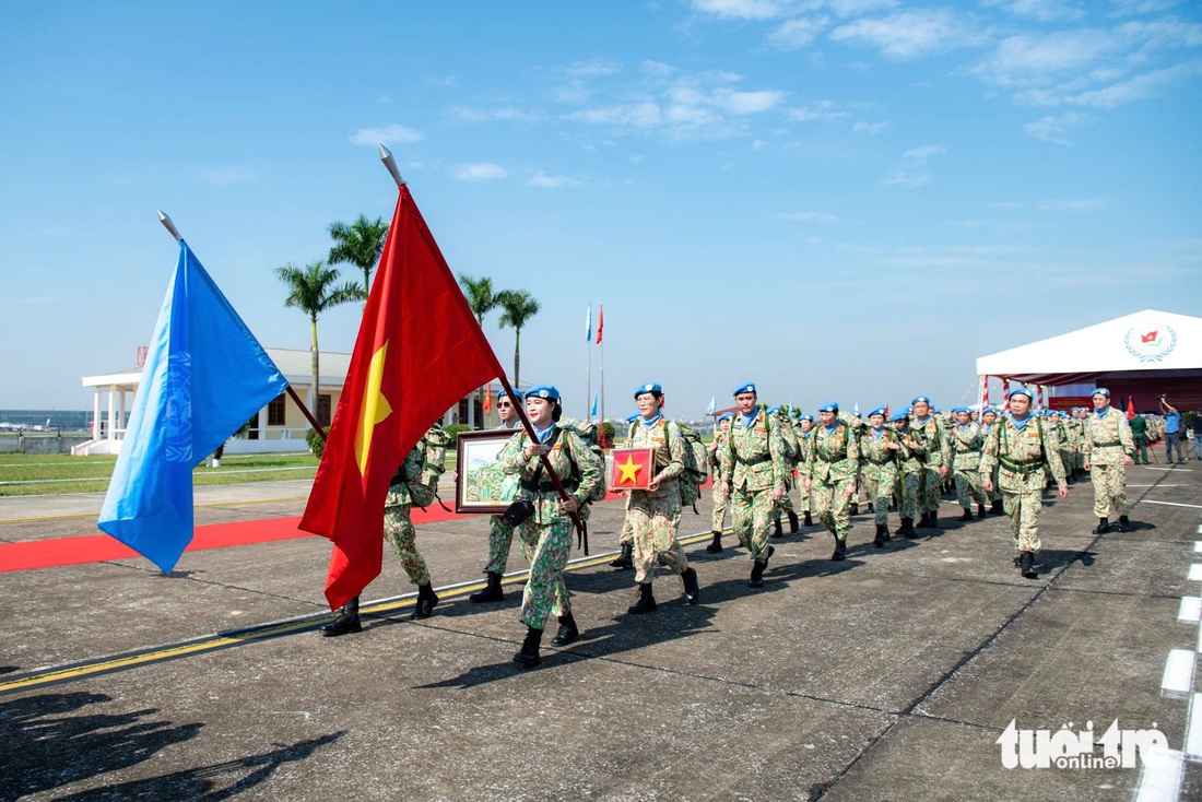 Vợ chồng son cùng đi gìn giữ hòa bình ở châu Phi - Ảnh 1.