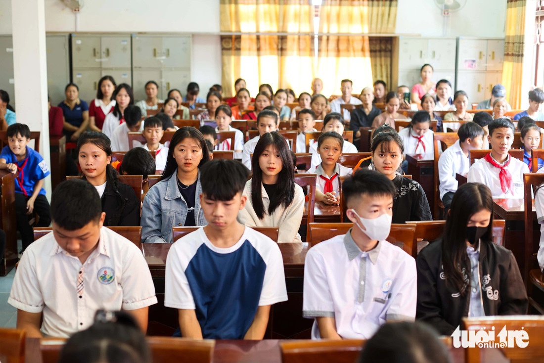 Học sinh nơi ngập lụt nặng nhất Lạng Sơn nhận học bổng "ngăn dòng bỏ học" - Ảnh 5.