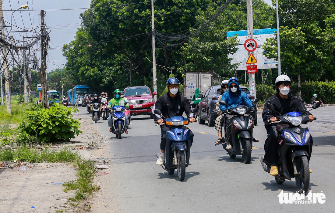 Nhiều con đường ở làng đại học TP.HCM chi chít 'ổ gà, ổ voi' - Ảnh 11.