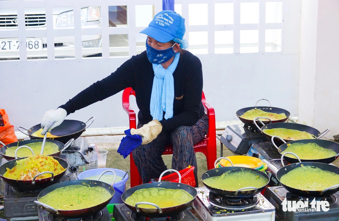 Bánh bao, bánh xèo chay nhân củ hủ dừa ‘không đồng’ thu hút du khách ăn - Ảnh 1.