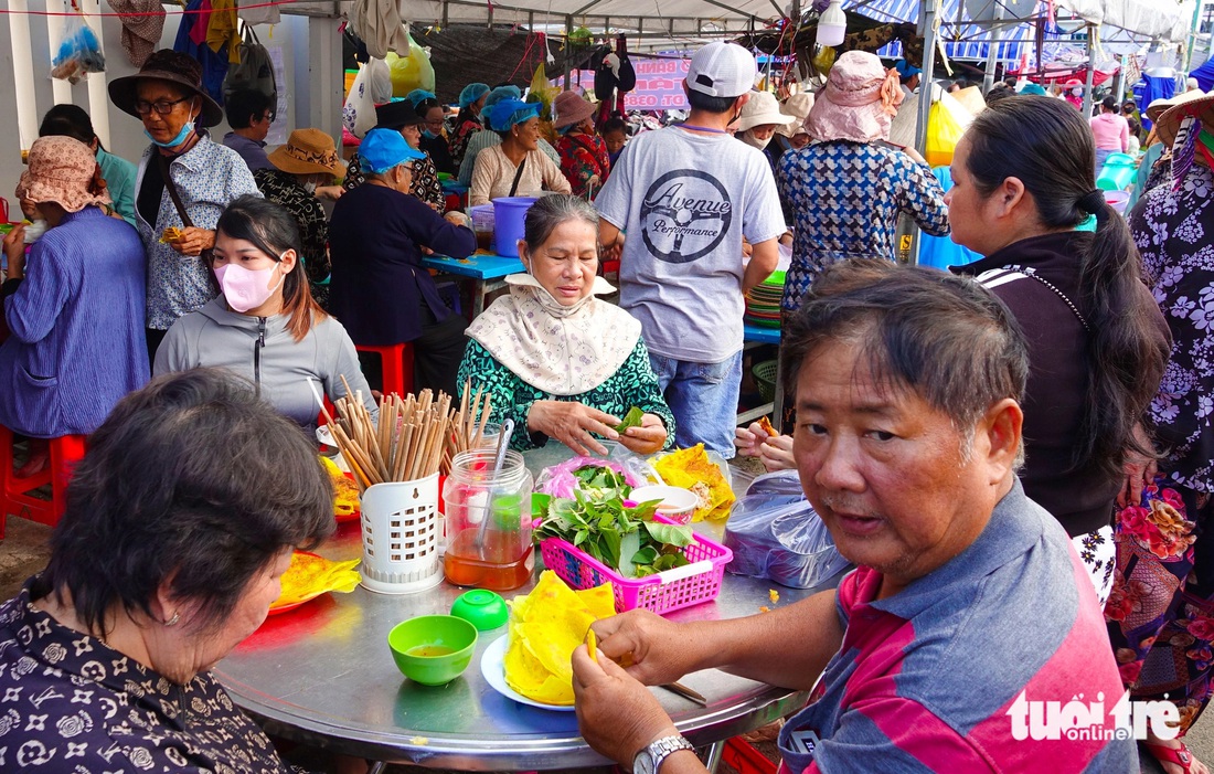 Bánh bao, bánh xèo chay nhân củ hủ dừa ‘không đồng’ thu hút du khách ăn - Ảnh 4.