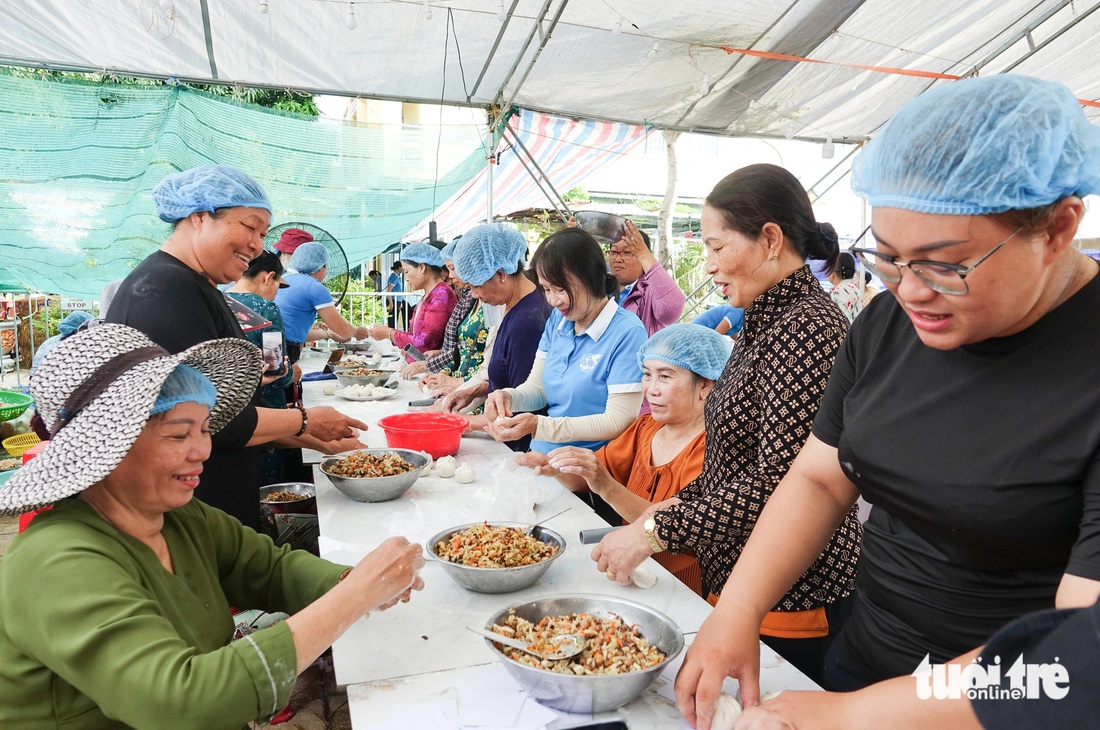 Giỗ ông Nguyễn Trung Trực, khách viếng ông đã bụng với cỗ chay - Ảnh 7.