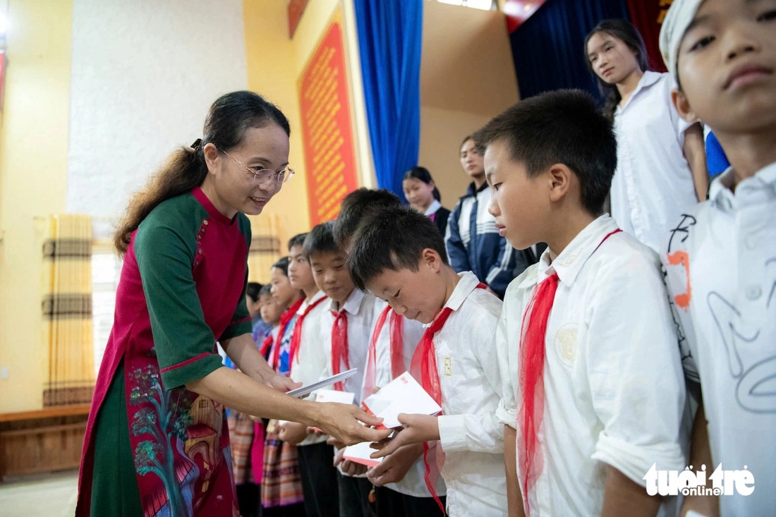 'Nhà bị lũ cuốn, bố bị trôi xa 150km, chưa tìm thấy ông...' - Ảnh 5.