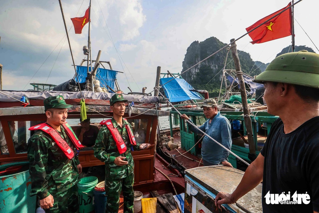 Nơi dự kiến tâm bão số 3 đổ bộ: trời oi bức, lặng gió, tàu thuyền nối đuôi nhau về tránh bão - Ảnh 3.