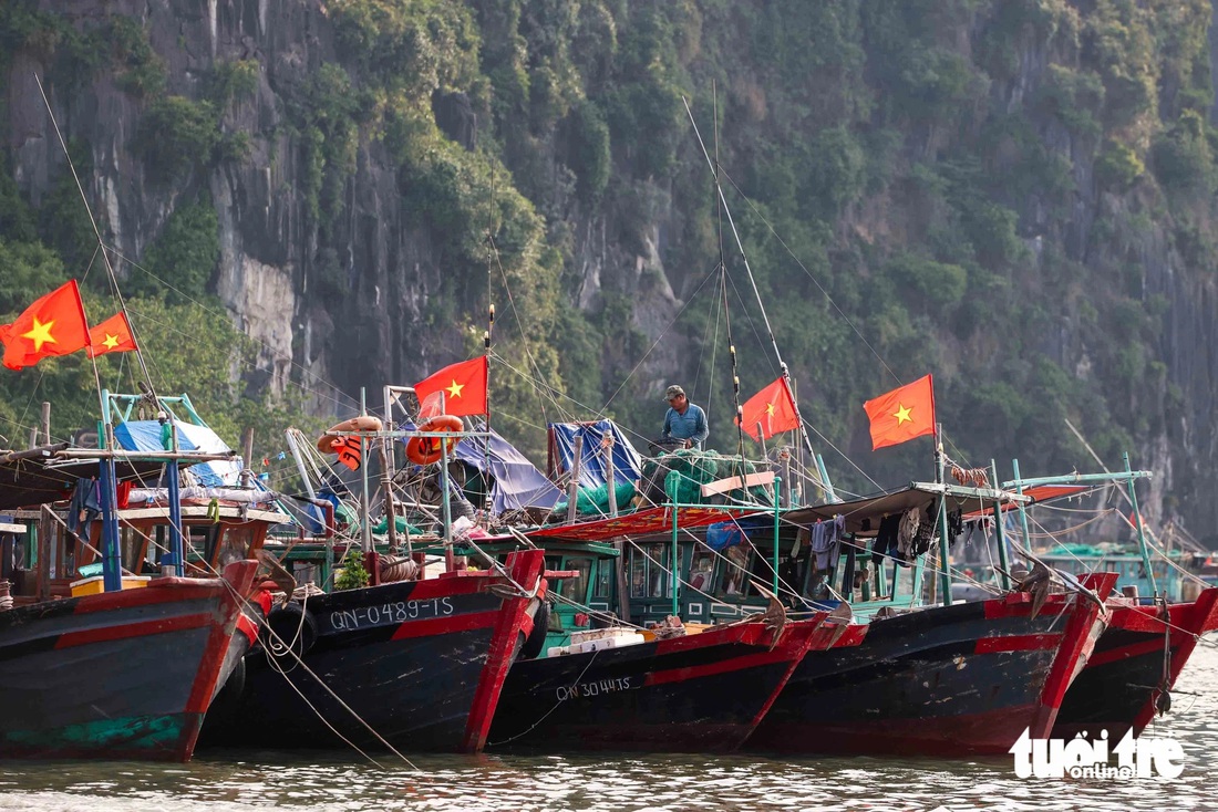 Nơi dự kiến tâm bão số 3 đổ bộ: Trời oi bức, lặng gió, tàu thuyền nối đuôi nhau về tránh bão - Ảnh 7.