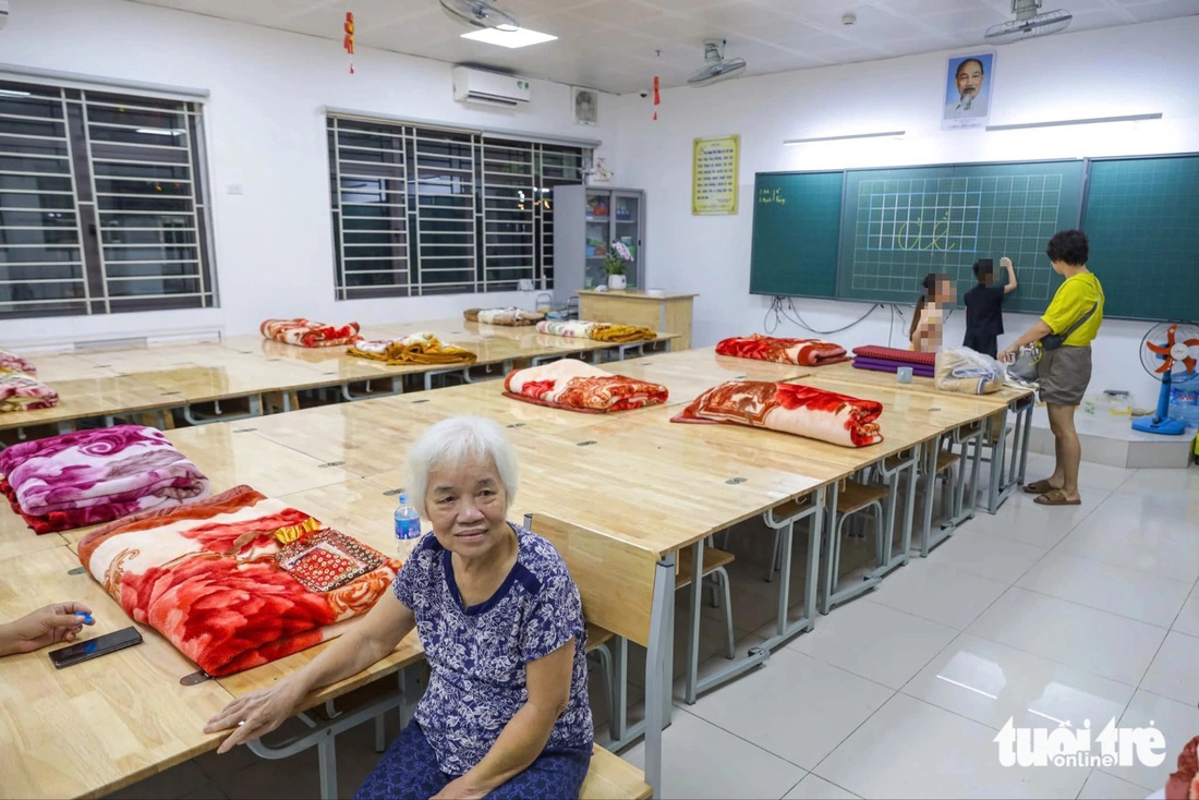 Người dân khu biệt thự Hà Nội ‘đắp đập, be bờ' chống bão số 3 - Ảnh 6.