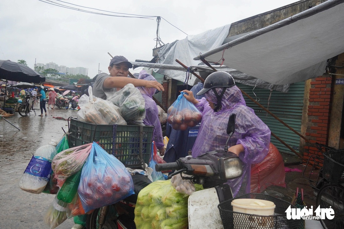 Sau bão rau tăng giá mạnh, mưa bão nhiều tiểu thương nghỉ bán  - Ảnh 2.