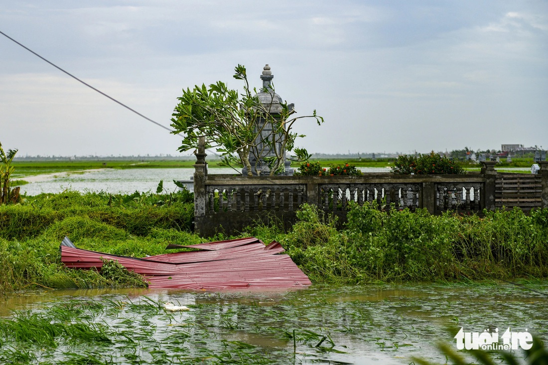 Ngoại thành Hải Phòng mái tôn bay la liệt ra đường sau bão số 3 - Ảnh 6.