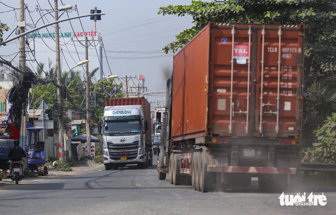 Container đậu tràn lan đường vào BOT Phú Hữu - Ảnh 6.