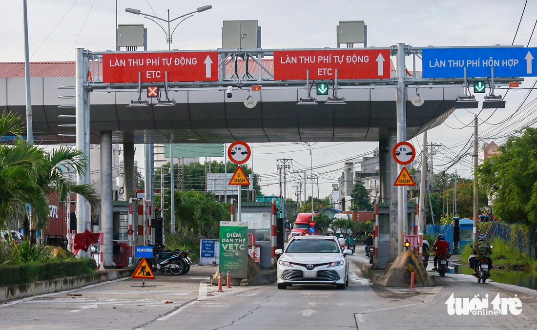 Container đậu tràn lan đường vào BOT Phú Hữu - Ảnh 8.