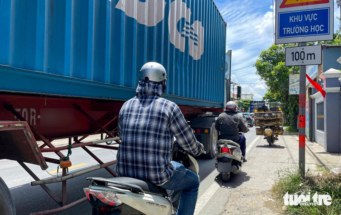 Container đậu tràn lan đường vào BOT Phú Hữu - Ảnh 9.