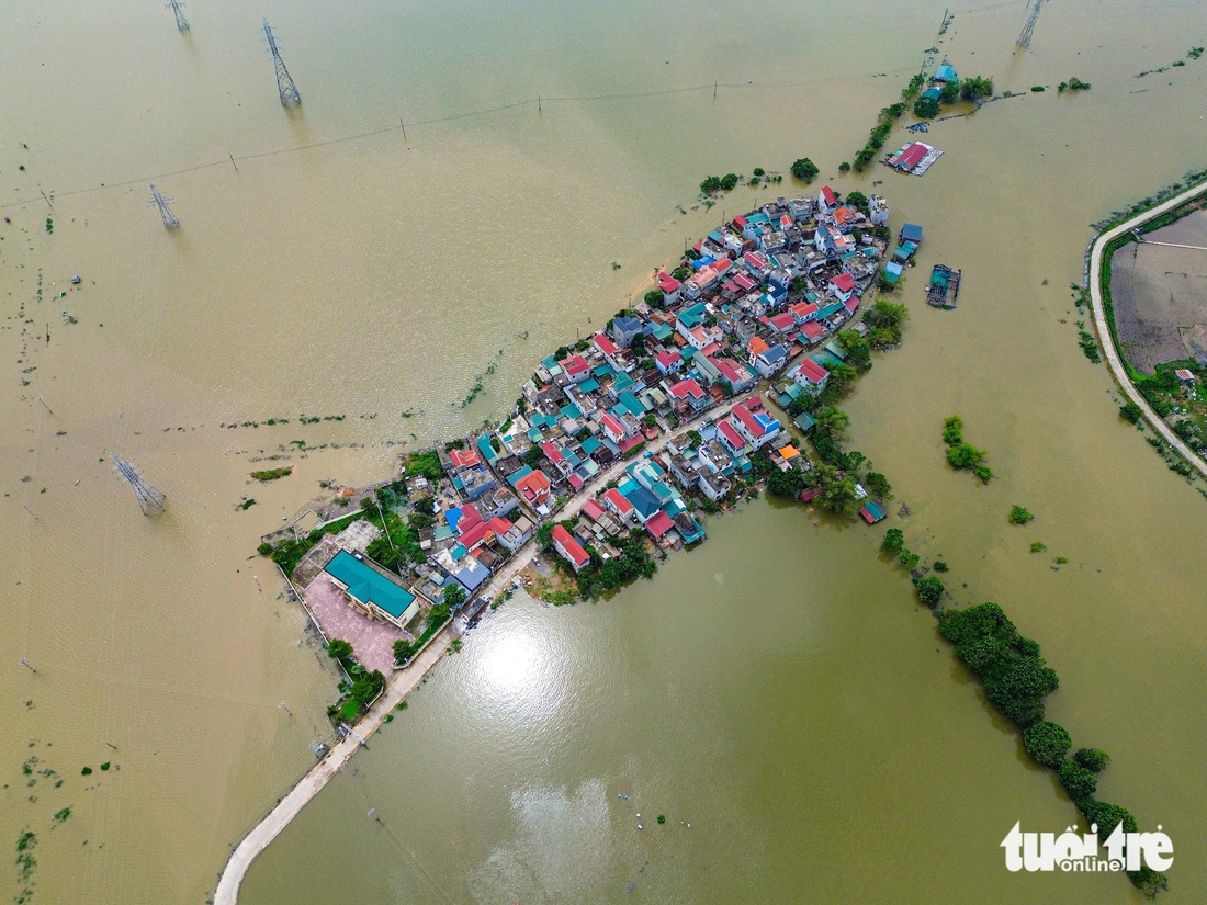 Ngoại thành Hà Nội ngập sâu, dân đi thuyền trên tỉnh lộ - Ảnh 2.